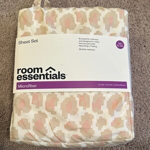 Room Essentials Microfiber Sheet Set - Cream and Pink Pattern